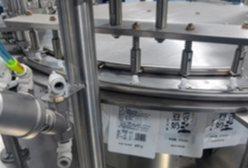 SW-CCS6上的自动吸嘴清洁系统，可在灌装后对每个吸嘴盖进行冲洗和风干