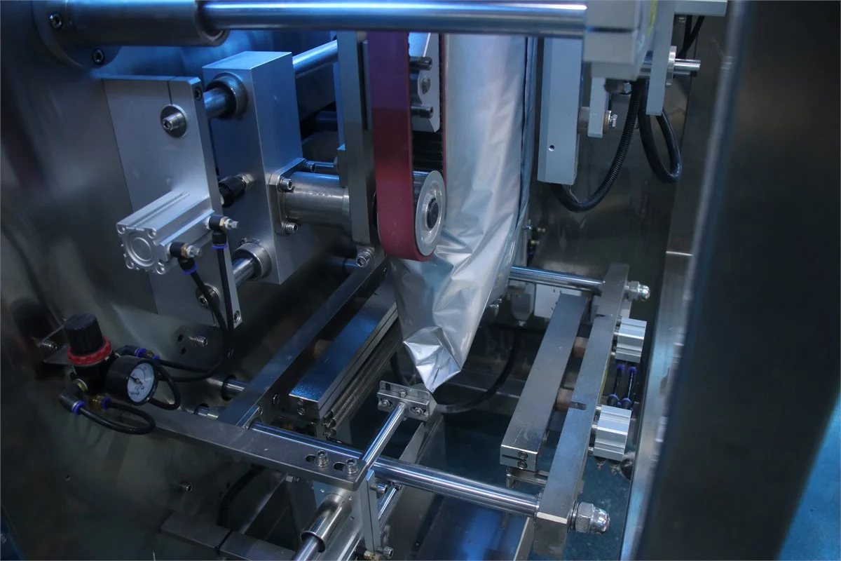 SW-420E vertical sealing pull belt and film roll spindle for continuous bag forming