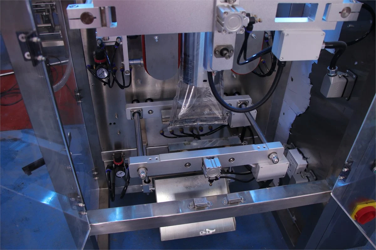 SW-420F sealing station with horizontal jaw mechanism visible — date printer included as standard