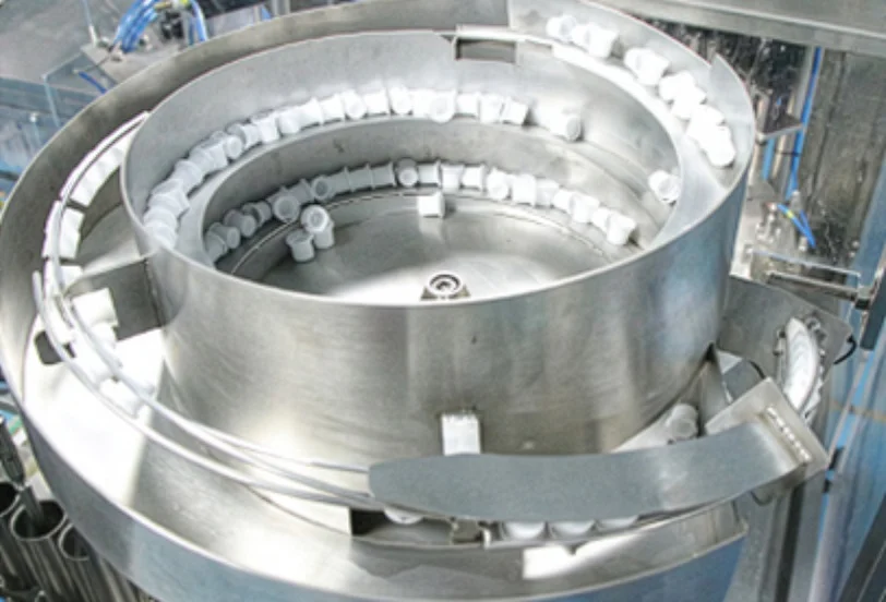 SW-CCS6上自动分拣和定位吸嘴盖的振动盘