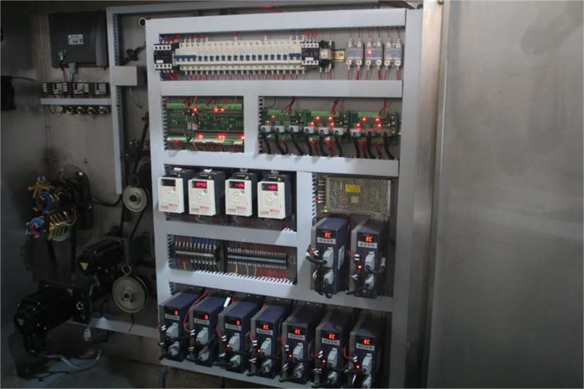 SW-300A 电气柜开启视图，包含 PLC 板卡、变频器、伺服驱动器及布线布局