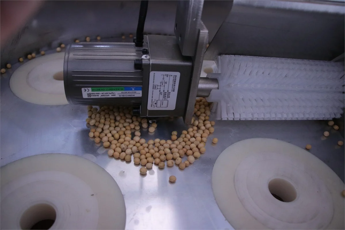 SW-420D measure cups with soybeans
