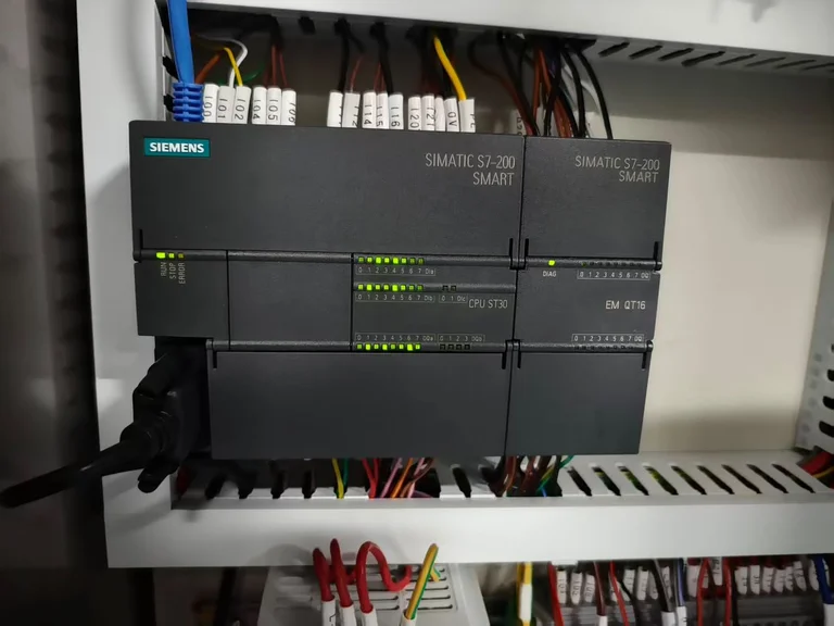 Electrical cabinet with a Siemens SIMATIC S7-200 SMART PLC and an expansion module