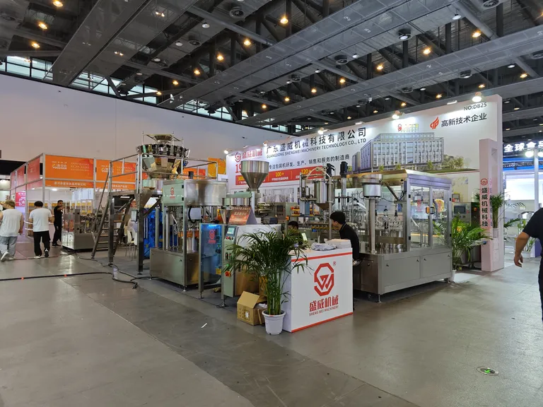 Stand DB25 de ShengWei Machine en Jinjiang Food Fair 2026 — máquinas de bolsas prefabricadas y envasadora vertical con pesadora multicabezal en exposición