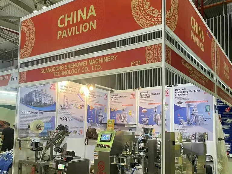 Stand A2-F121 de ShengWei Machine en ProPak Vietnam 2023 — máquina de bolsas prefabricadas y envasadora vertical en exposición